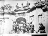 男子书摊淘旧书籍 现75年前日军侵华旧画册