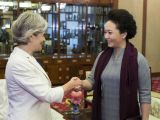 彭丽媛会见联合国教科文组织总干事