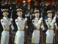 三军仪仗队女兵亮相国际军乐节