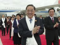 俞正声抵达拉萨将参加庆祝活动
