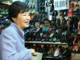 韩国总统朴槿惠在路边店买鞋
