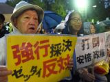 日本民众冒雨集会抗议安保法案