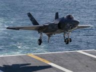 美海军航母上测试F-35C战机