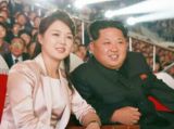 金正恩携夫人李雪主观看乐团演出