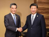 习近平会见梁振英