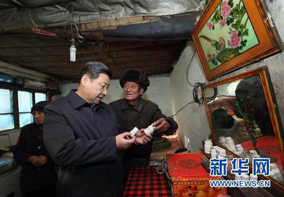 　　2012年12月29日至30日，习近平在河北省阜平县看望慰问困难群众，考察扶贫工作。新华社记者 兰红光 摄