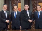 李克强分别会见来京述职的梁振英、崔世安
