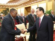 李克强同外国专家举行新春座谈会