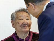 潘基文会见韩国“慰安妇”受害者