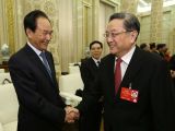 俞正声看望参加政协报道新闻工作者