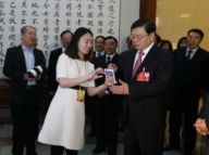 张德江看望“两会”新闻工作者