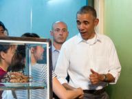 奥巴马溜到越南平民食店吃米粉