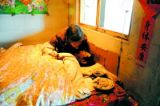 养母嘴喂弃婴呼唤“爱的奉献”