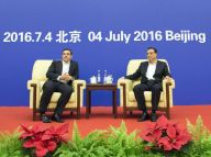 李克强会见希腊总理齐普拉斯：一场不打领带的会谈
