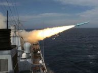 中国海军在东海举行实弹演习