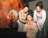 古代铜镜为何罕见带“把”的？