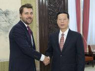 张高丽会见美国总统顾问迪斯