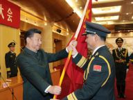 习近平向武汉联勤保障基地和各联勤保障中心授予军旗