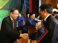 俞正声为全国少数民族文艺会演颁奖