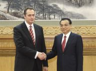 李克强会见35国新任驻华使节