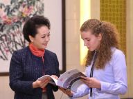 彭丽媛会见德国伯乐高级文理中学师生