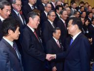 李克强会见参加中日企业家和前高官对话会的双方代表
