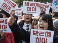 韩大规模集会要求总统下台