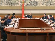 李克强主持召开经济发展和民生改善座谈会