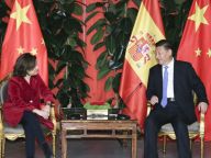 习近平会见西班牙副首相萨恩斯