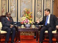 习近平会见津巴布韦总统穆加贝