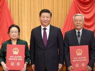 习近平出席2016年度国家科学技术奖励大会并为获奖代表颁奖