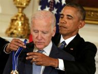 奥巴马授予拜登“总统自由勋章”