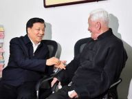 刘云山看望文化界知名人士