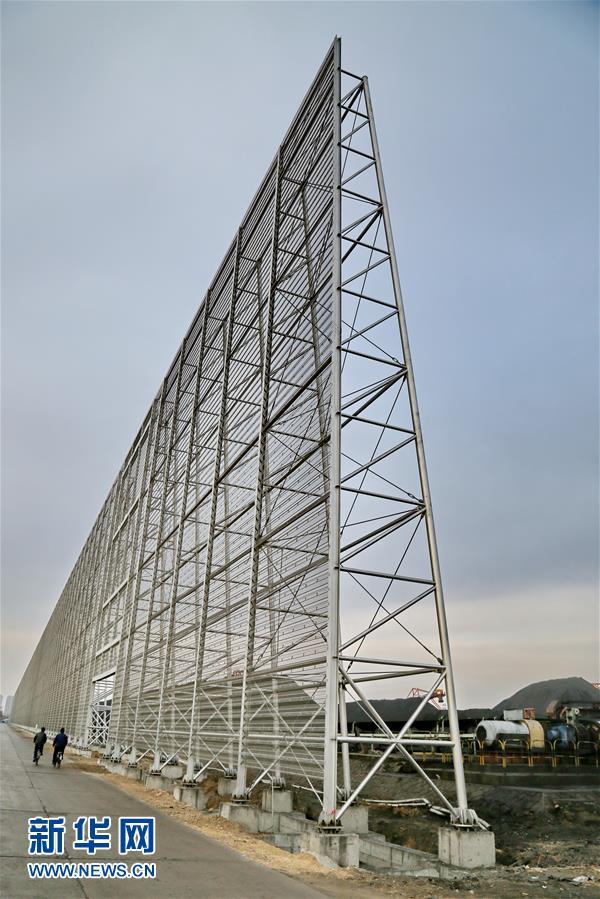 河北港口近19公里防风网缚“尘龙”