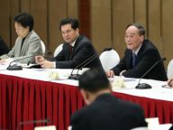 王岐山看望共青团、总工会、妇联、青联界委员并参加讨论