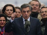 法国大选：菲永坚持参选