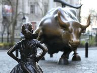 华尔街铜牛前现“无畏女孩”