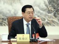 张德江主持全国人大主席团会议