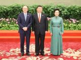 习近平和彭丽媛迎候宴会嘉宾