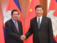习近平会见柬埔寨首相洪森