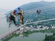 夏日高温里的“高空舞者”