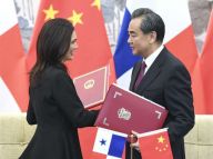 中国与巴拿马共和国正式建交
