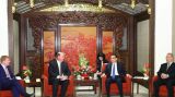 李克强会见出席第九轮中美工商领袖和前高官对话的美方代表并座谈