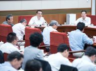 李克强主持召开经济形势专家和企业家座谈会 