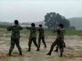 特战女兵雨中进行捕俘拳训练