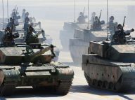 沙场阅兵：精兵劲旅展军威