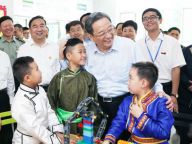 俞正声在呼和浩特看望各族干部群众