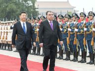 习近平同塔吉克斯坦总统拉赫蒙举行会谈