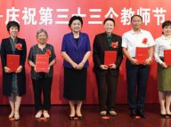 刘延东：建设高素质专业化教师队伍