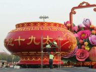 天安门广场大花篮：“喜迎十九大”